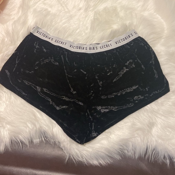 Victoria’s Secret black velvet crushed shorts size L large - Picture 4 of 5